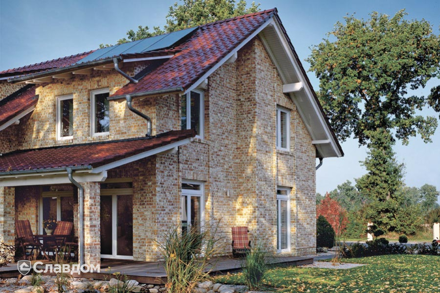 Частный дом с облицовкой кирпичом Roben Geestbrand buntweiss и черепицей Roben FlandernPlus Cayenne