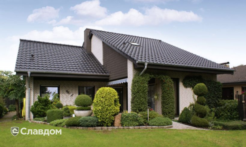 Жилой дом с применением керамической черепицы Laumans Tiefa Supra 40 schwarz-satiniert, trend glasur