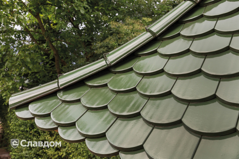 Колодец с крышей из черепицы Creaton Biber Klassik Grun Glasiert и шпилем