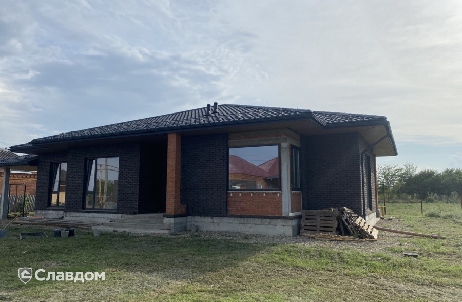 Загородный дом, облицованный кирпичом Сафоново Клинкер №14