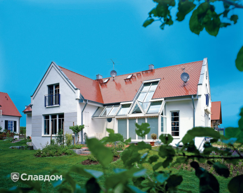 Дом и гараж с крышей из черепицы Creaton Biber Klassik Rot Glasiert