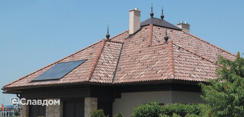 Частный дом с применением цементно-песчаной черепицы Braas Адриа коричневого цвета