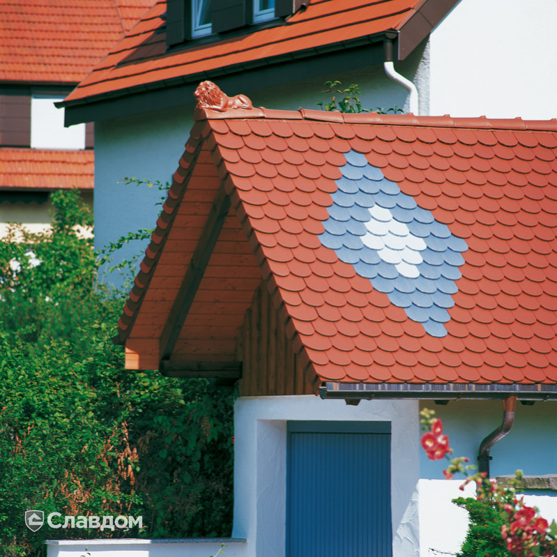 Домик с коньком в виде льва на крыше из черепицы Creaton Biber Klassik Kupferrot engobiert