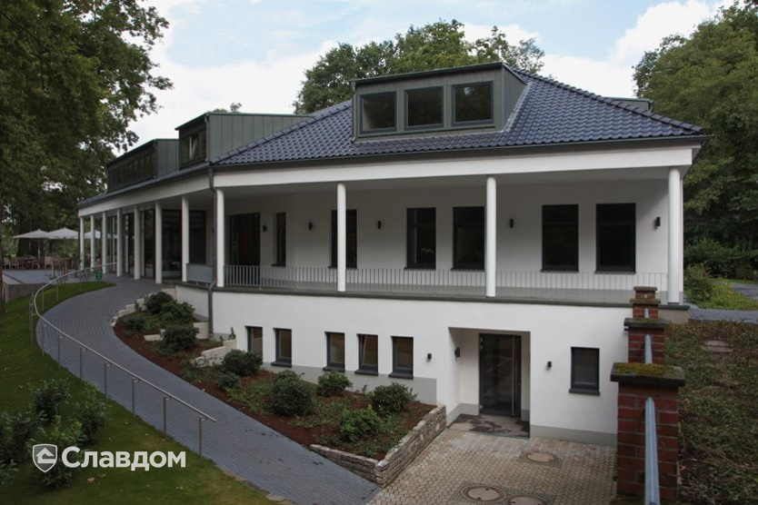 Гольф-клуб с использованием керамической черепицы Braas Рубин 13V антрацит ангоб