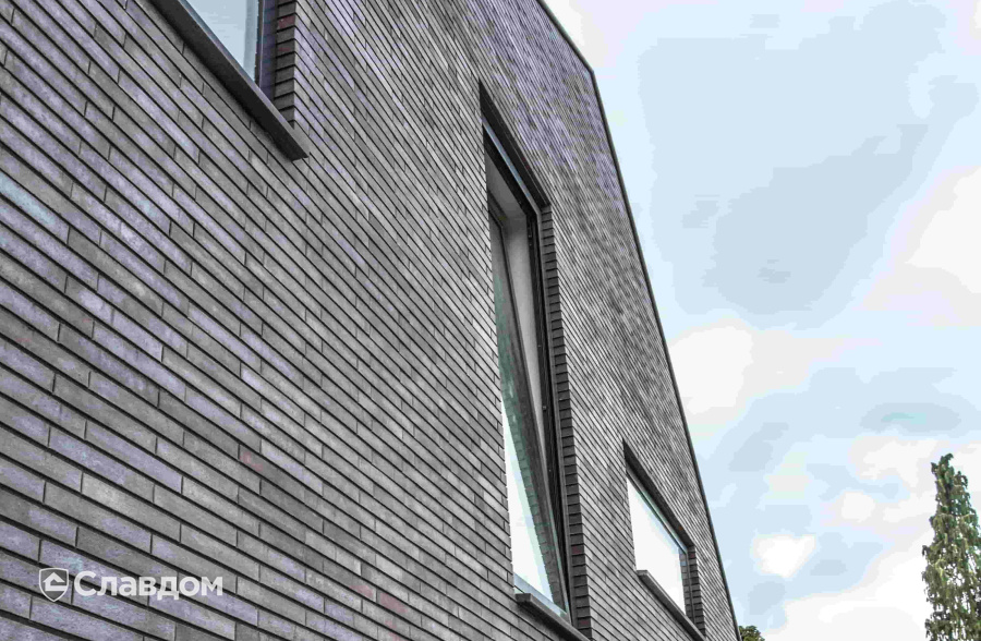 Загородный дом с облицовкой кирпичом MUHR 10 Violettblau geflammt