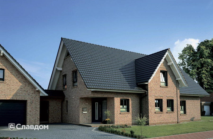 Двухэтажный частный дом с облицовкой кирпичом Roben Moorbrand lehmbunt и черепицей Roben Rheinland anthrazit