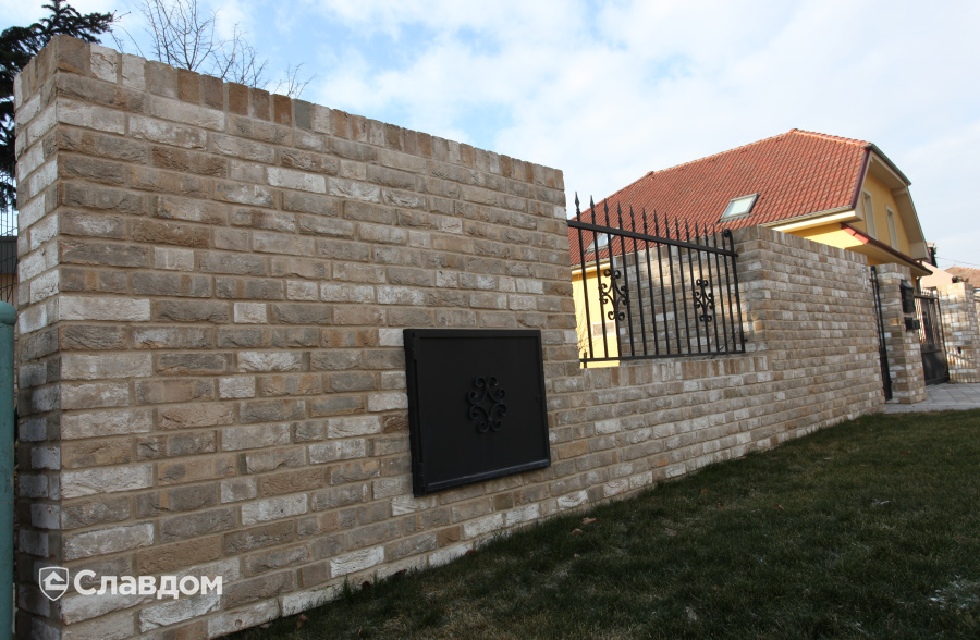 Частный дом в горах с использованием кирпича ENGELS HANDFORM Carthago