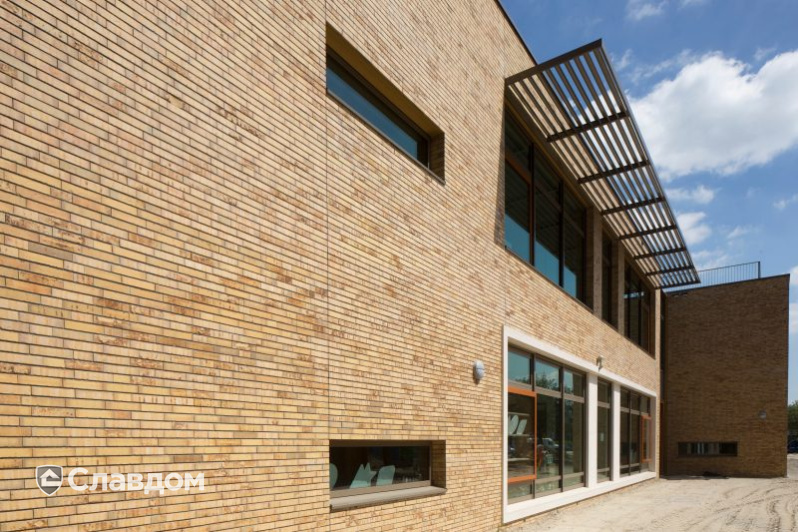 Здание школы Roelof Venema с облицовкой кирпичом Terca Sussex Multi Gesinterd