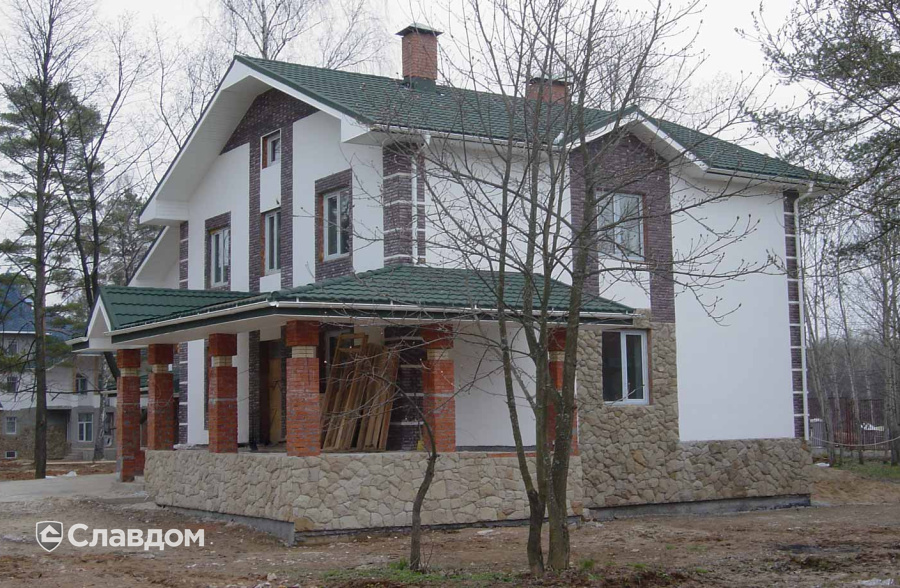 Частный коттедж с покрытием крыши из композитной черепицы METROTILE МетроБонд зеленый