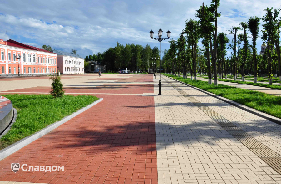Аллея и площадь в Старой Руссе