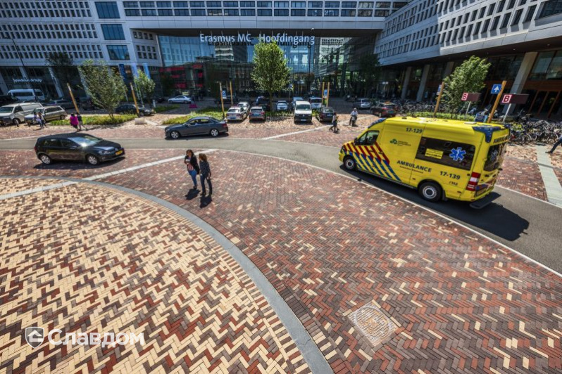 Медицинский центр университета Эразмус с миксом брусчатки Penter Paviona, Omber, Siena и Mastiek