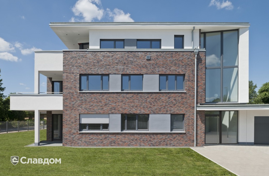 Жилой дом с облицовкой кирпичом Feldhaus Klinker 560 carbona ardor colori
