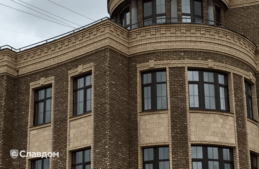 Бизнес-центр в Тобольске с облицовкой кирпичами Богандинский КЗ Крюйс и Вейсбах
