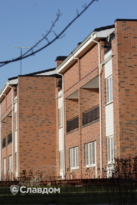 Коттеджный поселок "Солнечный берег" с облицовкой кирпичом Terca Red Flame гладкий