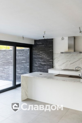 Жилой дом с облицовкой кирпичом Terca Wasserstrich Special E2 Lathi Kohle и Latero Basalto