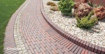 Сад с применением брусчатки Vandersanden Calau 45