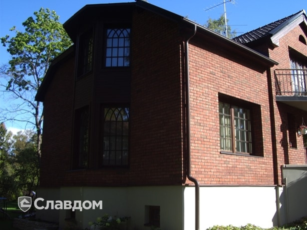 Коттедж с мансардой с облицовкой из кирпича Terca Kastanjebruin