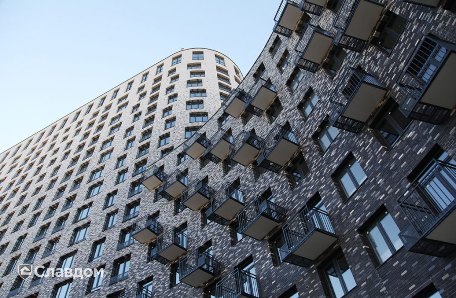 Жилой район с облицовкой кирпичом Roben Oslo perlweiss, Faro grau, Faro schwarz-nuanciert, Chelsea basalt-bunt, Manchester
