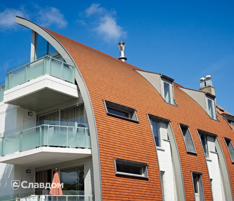 Малоэтажный жилой дом с применением керамической черепицы Koramic 301 Plain Tile Smooth Natural Red
