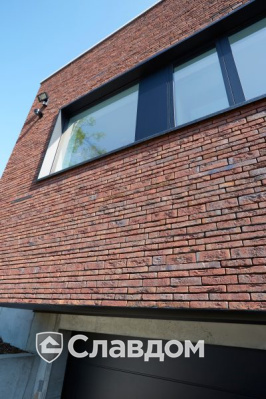 Стоматология в Кортрейке с облицовкой кирпичом Terca Wasserstrich Special E1 и Blauw-Rood Genuanceerd