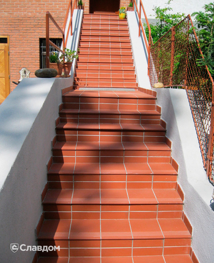 Лестница частного дома со ступенями Stroeher Terra 215 patrizierrot