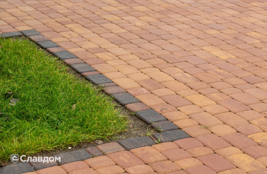 Частный дом в Ленинградской области с мощением плиткой Braer Классико