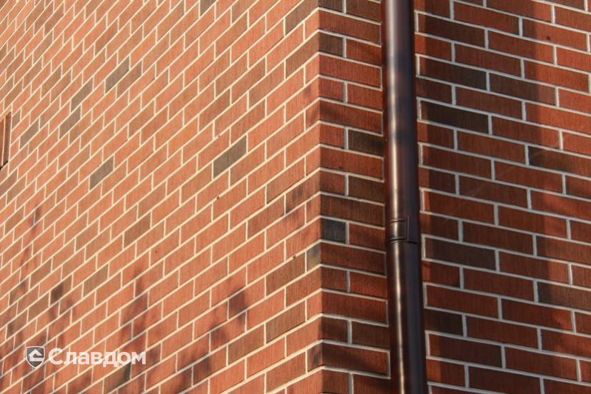 Двухэтажный частный дом с облицовкой кирпичом Terca Red Flame шероховатый