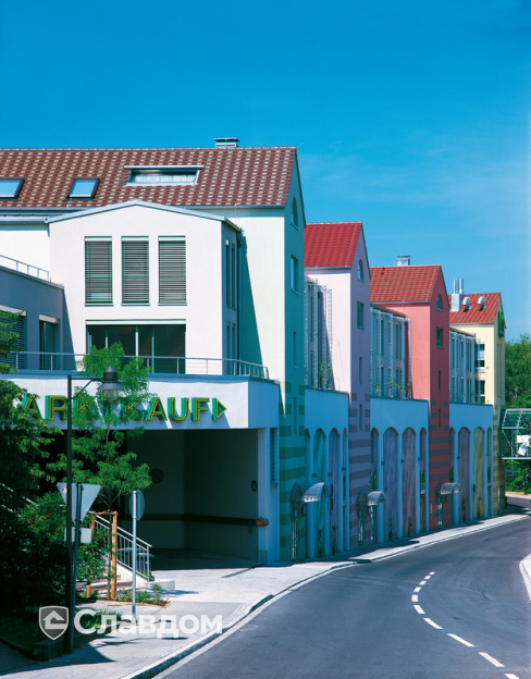 Здание рынка с крышей из черепицы Creaton Biber Klassik Weinrot Engobiert