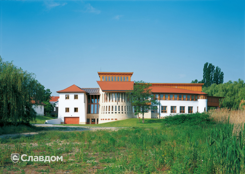 Здание ратуши с крышей из черепицы Creaton Biber Klassik Naturrot