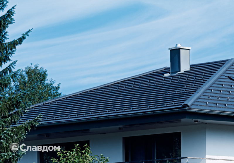 Дом в лесу с крышей из черепицы Creaton Domino Schieferton Engobiert