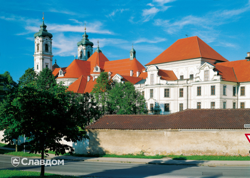 Многоквартирный дом с крышей из черепицы Creaton Biber Klassik Naturrot