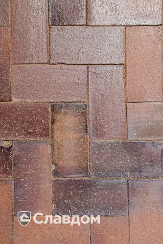 Пешеходная дорожка с применением брусчатки MUHR 04S Rotbraun-bunt special