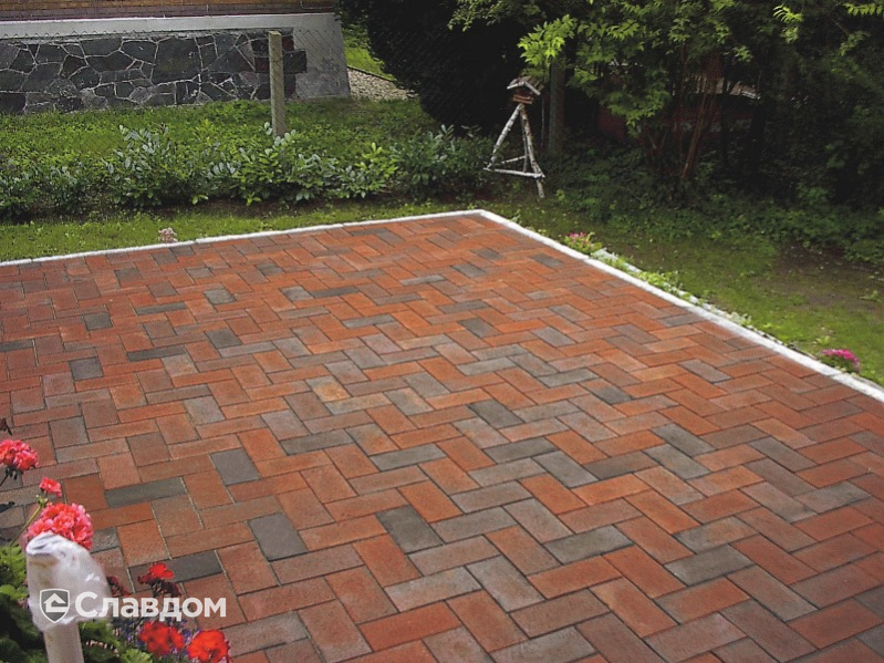Территория частного дома с применением брусчатки Penter Westfalen