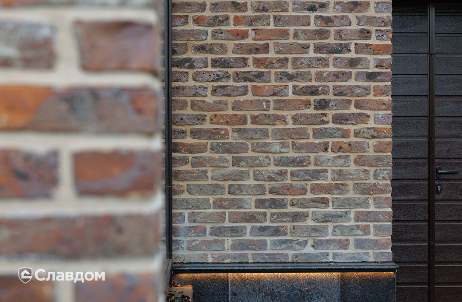 Частный дом с облицовкой кирпичом ручной формовки Сафоново Клинкер №9