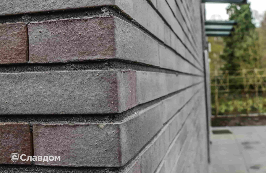 Загородный дом с облицовкой кирпичом MUHR 10 Violettblau geflammt