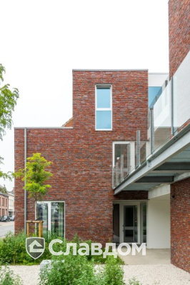 Жилой дом в Антверпене с облицовкой миксом кирпича Terca Maaseiker Bont и Paarsblauw