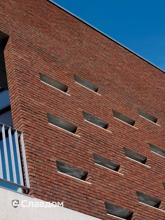 Общественное здание с облицовкой кирпичом Terca Blauwrood Genuanceerd