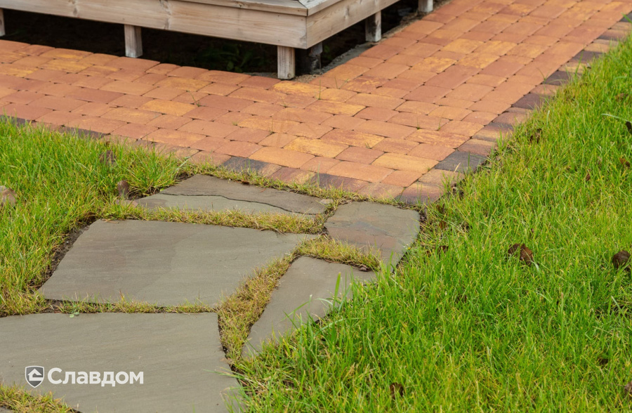 Частный дом в Ленинградской области с мощением плиткой Braer Классико