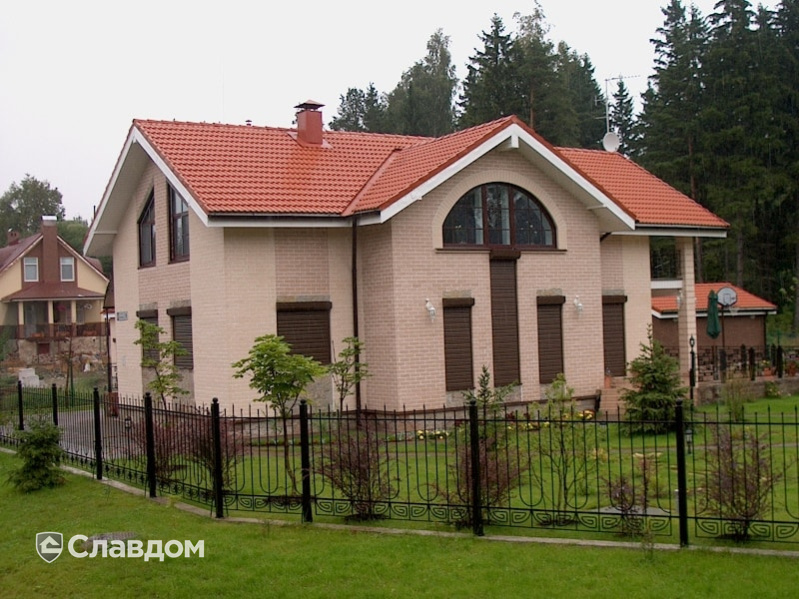 Частный дом с облицовкой кирпичом Terca Hilla каре