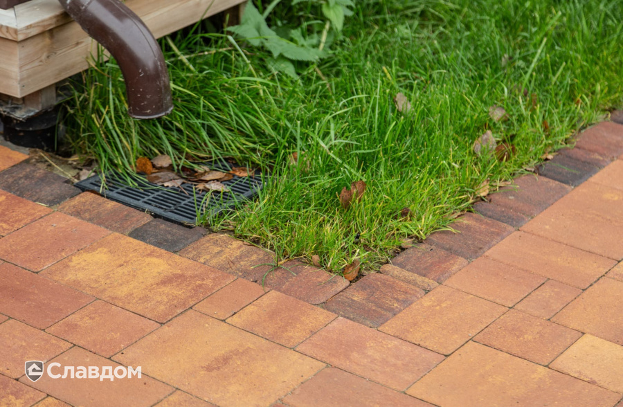 Частный дом в Ленинградской области с мощением плиткой Braer Классико