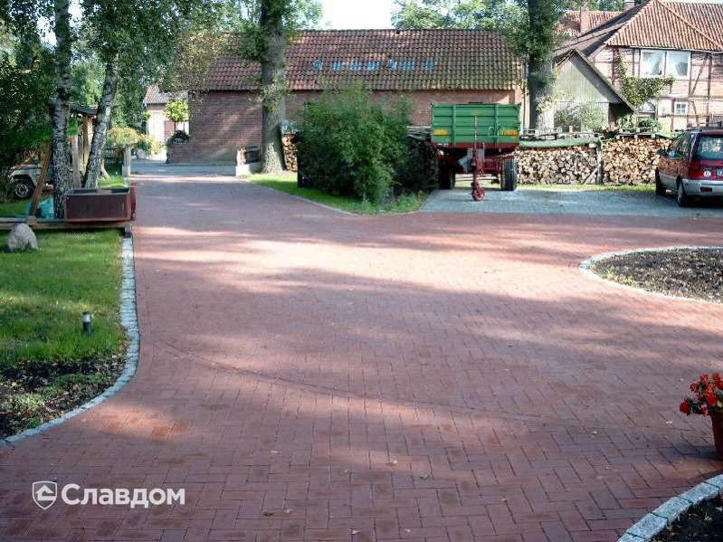 Территория частного дома с применением брусчатки Penter Weserbergland