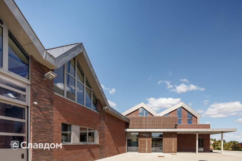 Школа в Ангиене (Бельгия) с облицовкой кирпичом Terca Wasserstrich Special E1 и Rood