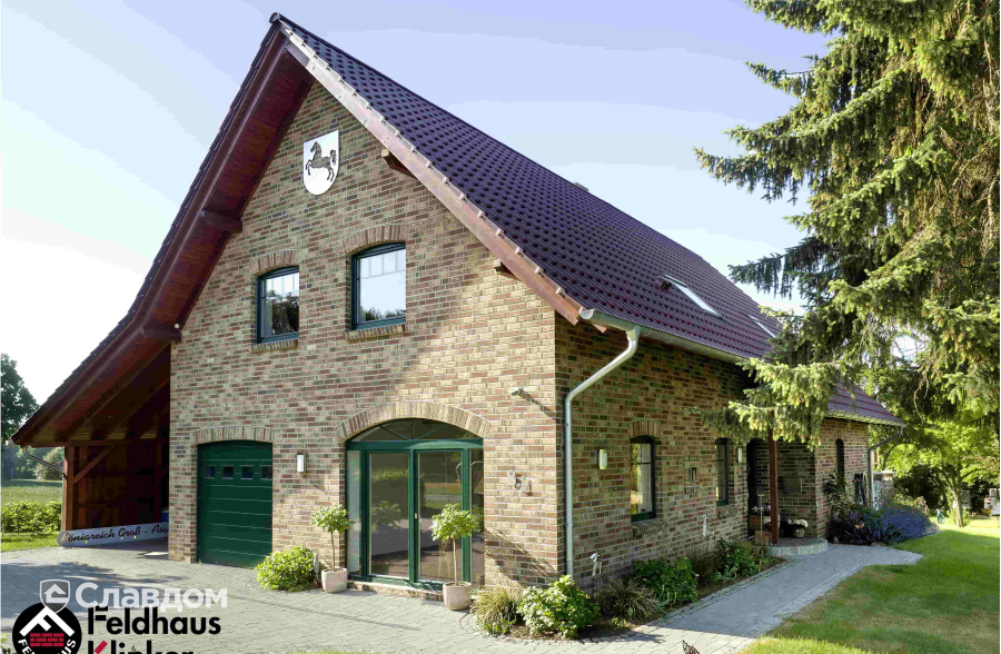 Частный дом с облицовкой кирпичом Feldhaus Klinker 690 sintra ardor blanca
