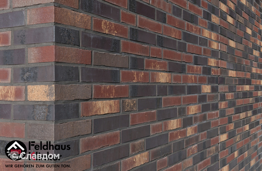 Жилой дом с облицовкой кирпичом Feldhaus Klinker 384 ferrum liso и 769 vascu cerasi legoro