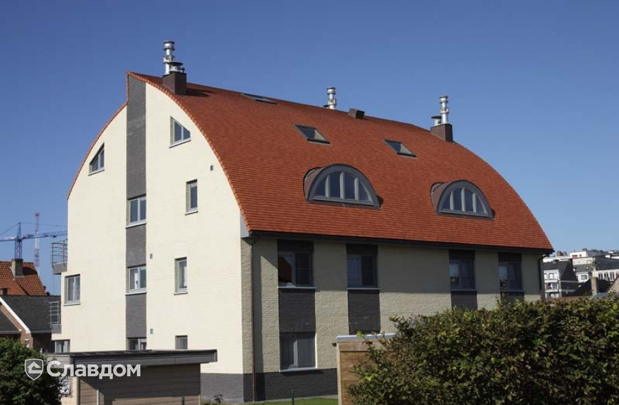 Частный дом с применением керамической черепицы Koramic 301 Plain Tile Smooth Natural Red