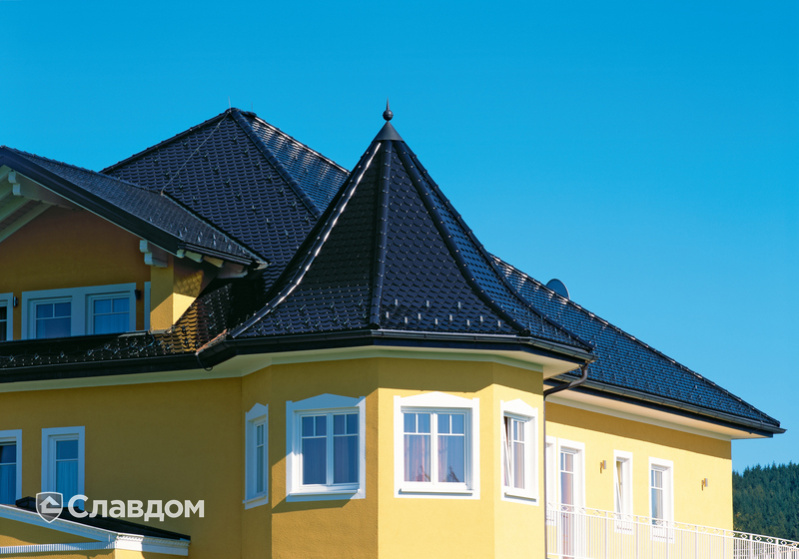 Особняк с крышей из черепицы Creaton Biber Klassik Schwarz Glasiert