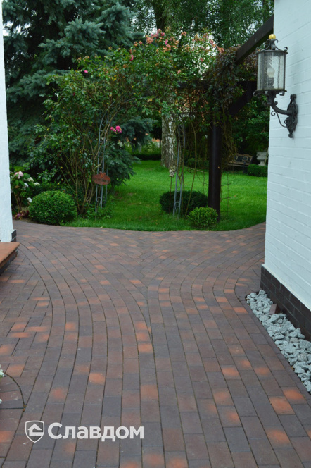 Двор частного дома с применением брусчатки Vandersanden Calau 52