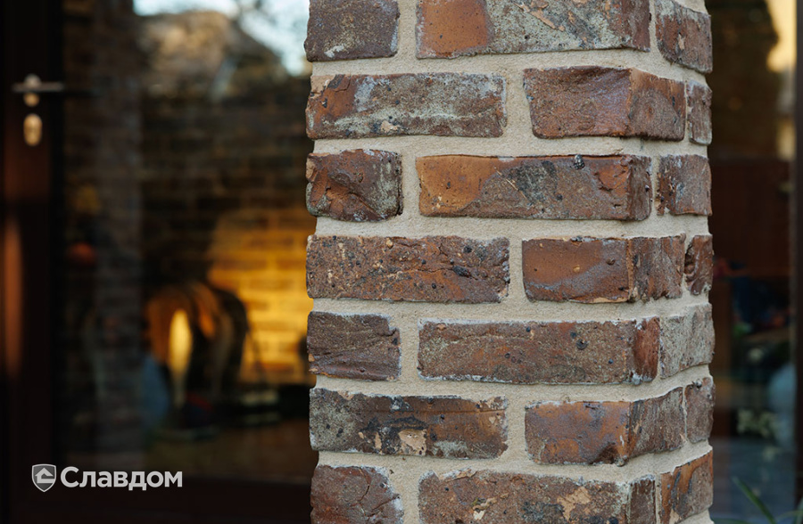 Частный дом с облицовкой кирпичом ручной формовки Сафоново Клинкер №9