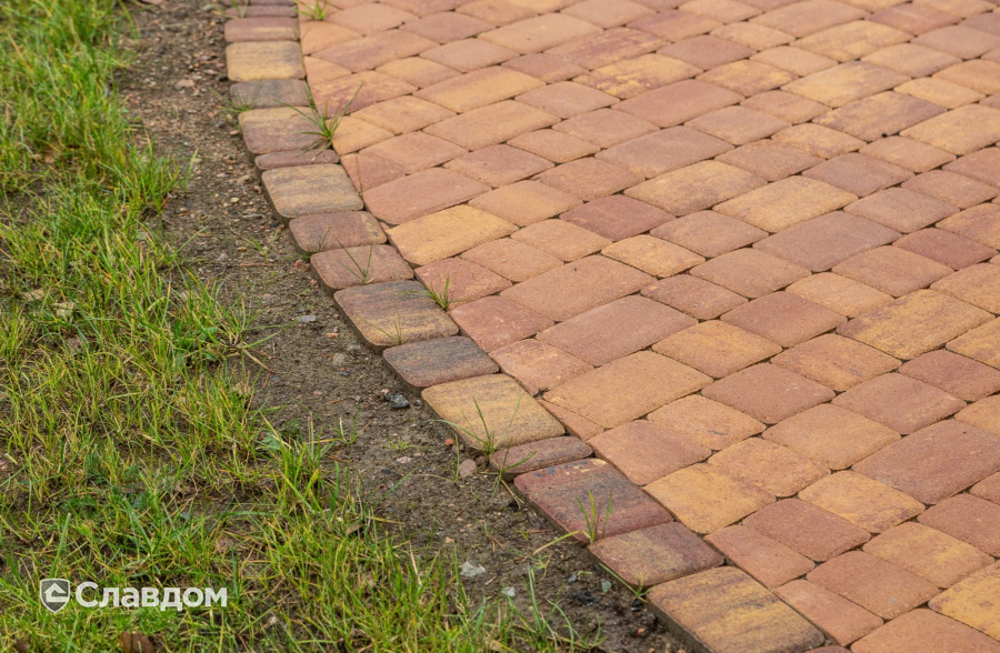 Частный дом в Ленинградской области с мощением плиткой Braer Классико