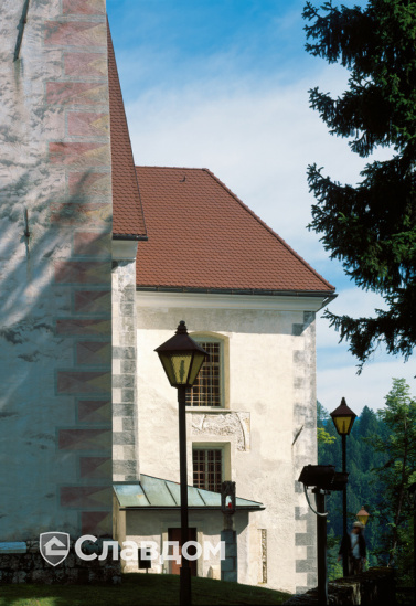 Часовня на острове с черепицей Creaton Biber Klassik Braun Engobiert